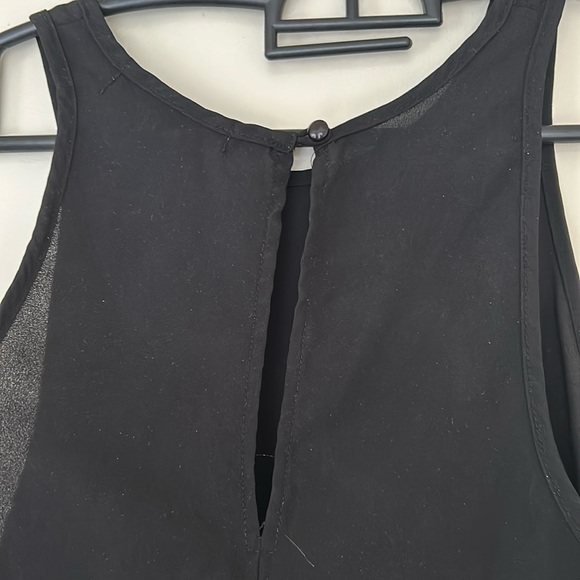 Keyhole back, black tank top - Picture 1 of 3